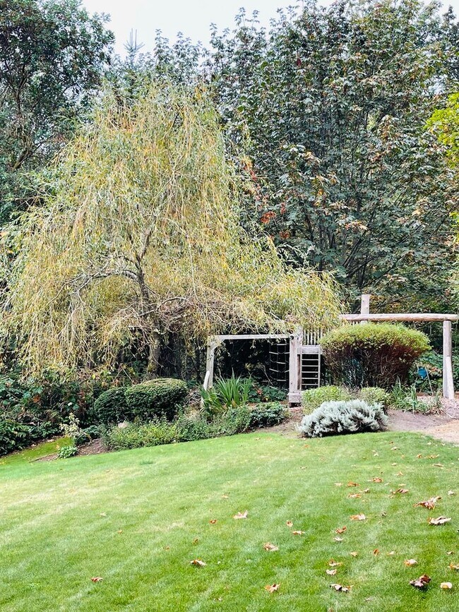 Building Photo - Gorgeous Bainbridge Estate available now.....