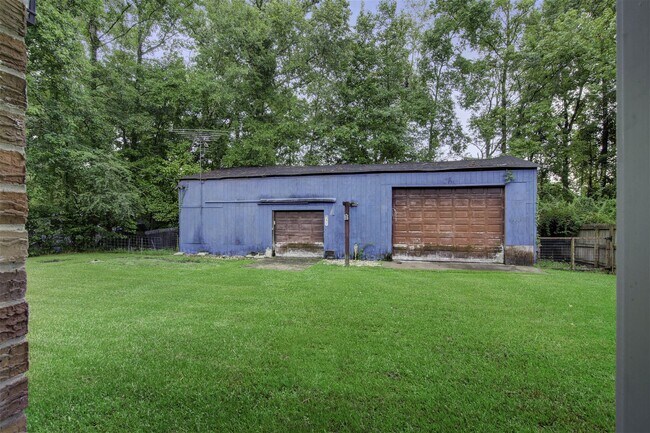 Building Photo - 221 Forest Cir