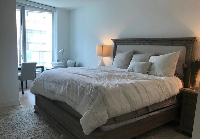 Building Photo - EPIC REA: 2 Bed/ 2 Bath Luxury Waterfront Living