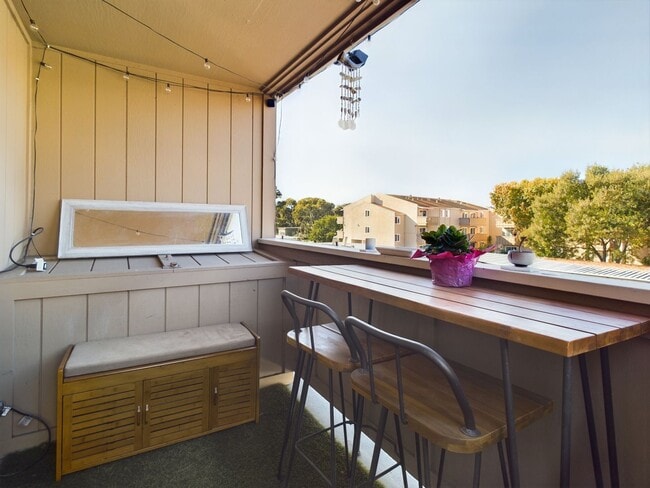 Building Photo - Remodeled 2-bedroom loft unit now available for rent!