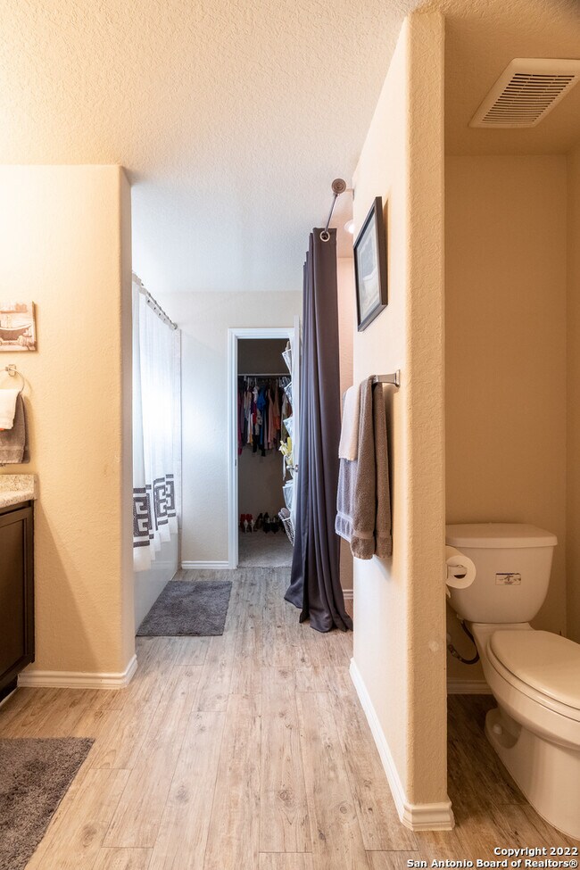 Master bath - 8410 Blackstone