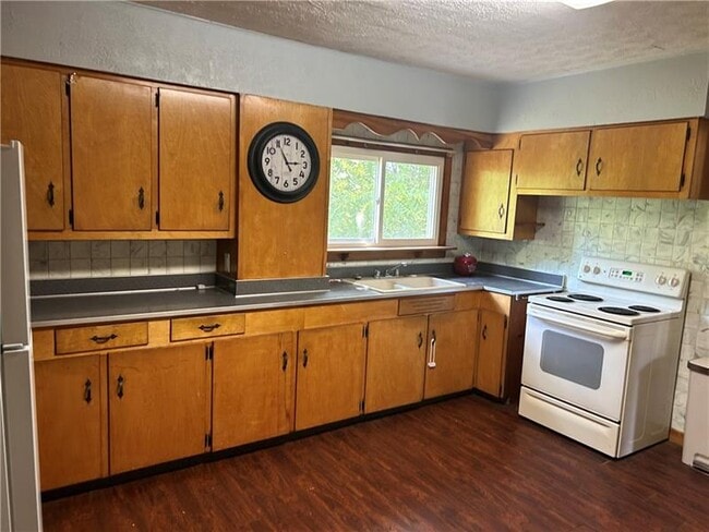 Building Photo - 512 Elm St