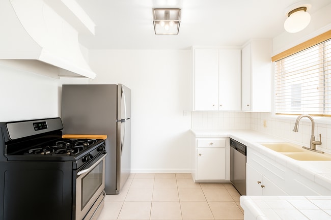 Building Photo - 442 Kelton Ave