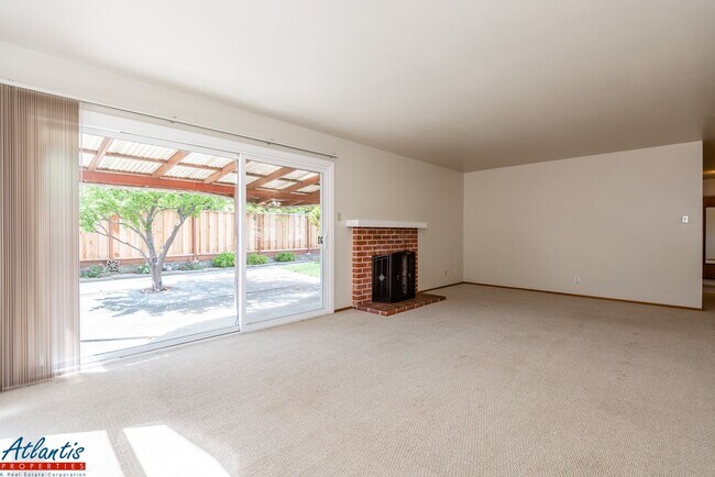 Building Photo - Lovely Home | Nice Backyard | Attached Garage