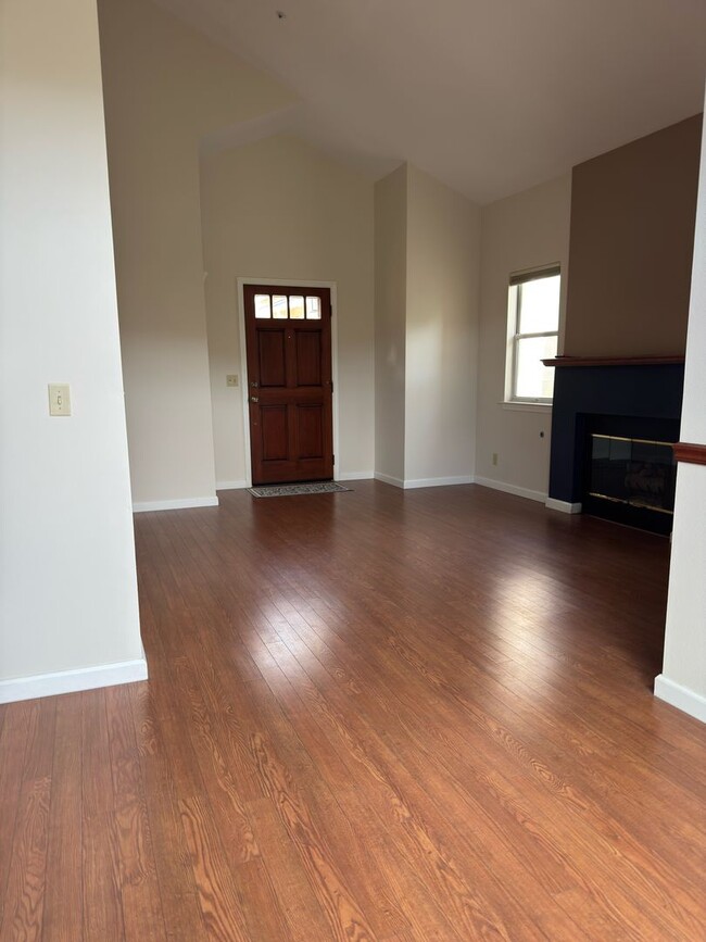 Building Photo - 2/2.5 SLO Condo-PRICE REDUCED!