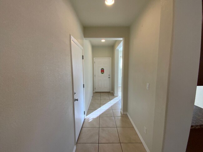 Building Photo - Beautiful 3 Bedroom Single Story Home Available Near Northern Blvd NW & Rainbow Blvd NE!