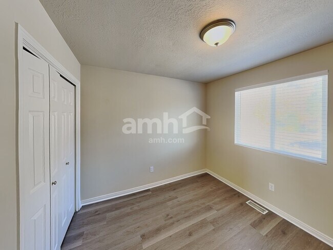 Building Photo - 1169 N Orchard Ave