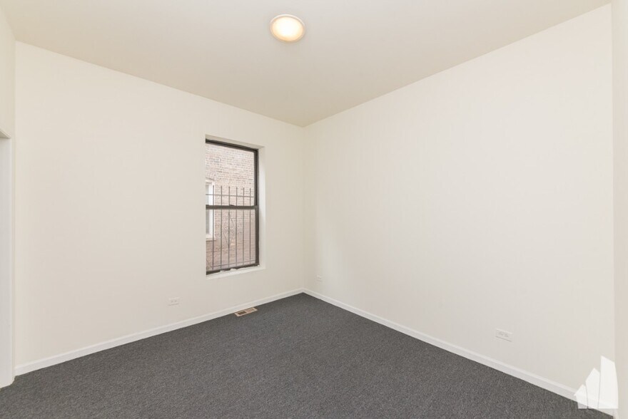Building Photo - 2833 W Medill Ave