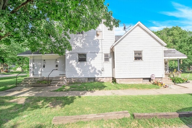 Building Photo - 1703 S Park St