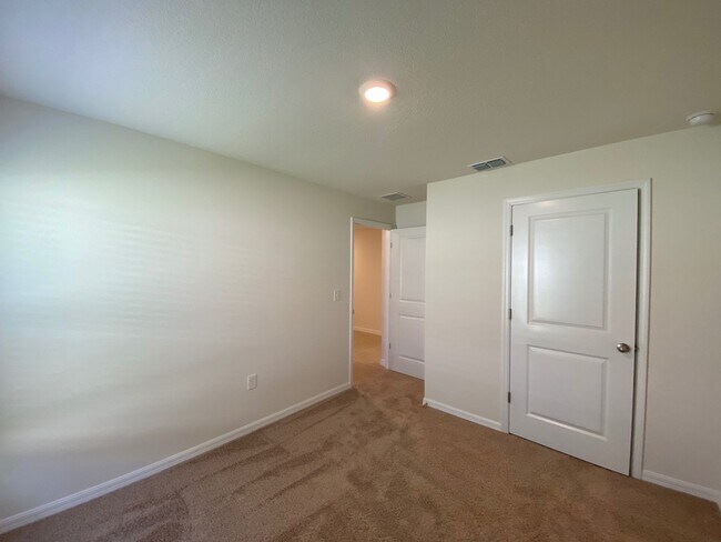 Building Photo - - Desirable Lake Diamond Subdivision 4/2/2...