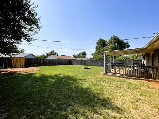 Building Photo - 3 Bedroom Home In Mustang School District!
