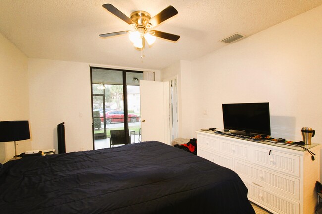 Building Photo - 2600 Carambola Cir S