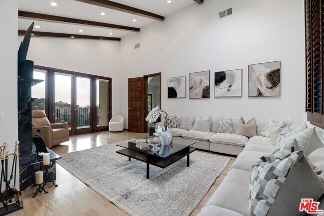 Building Photo - 10160 Cielo Dr