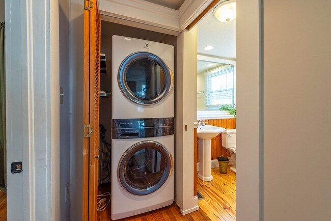 Building Photo - Charming Black Mountain Rental!