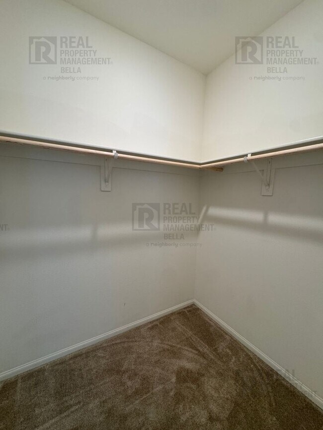 Building Photo - Single-Story Comfort & Style in Prime Heme...