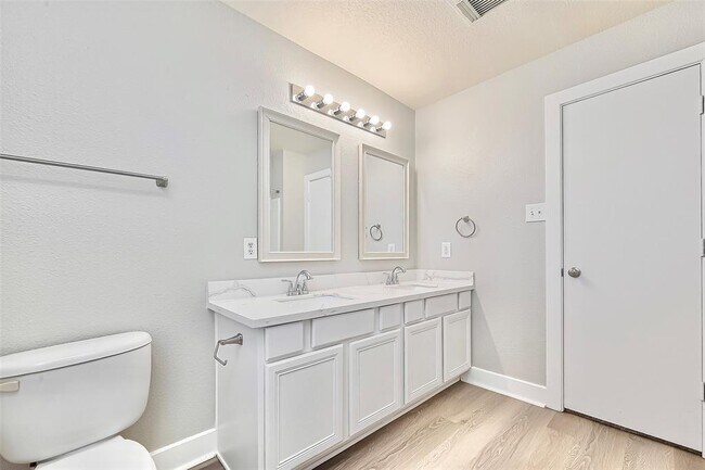 Building Photo - 5711 Silver Oak