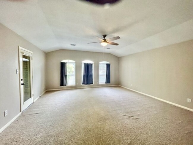 Building Photo - $350 OFF FIRST MONTH'S RENT IF YOU MOVE IN...