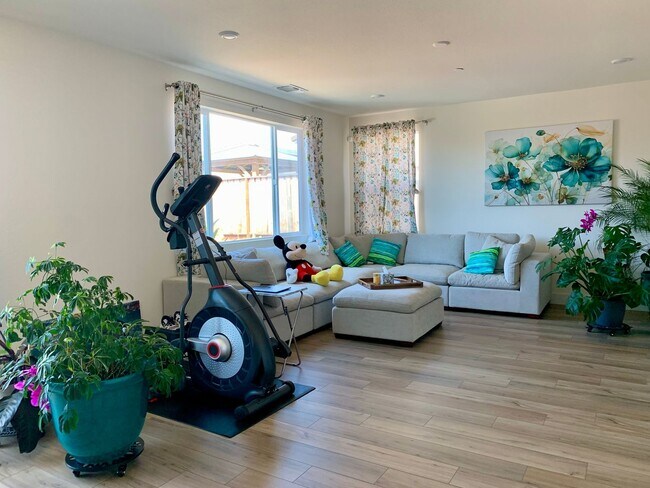 Building Photo - 4 Bedroom Home in Hollister with 3 Full Bathrooms and Central A/C