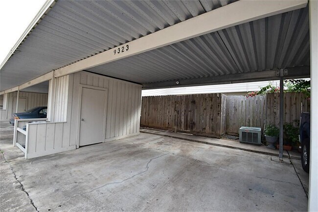 Building Photo - 9323 Westwood Village Dr