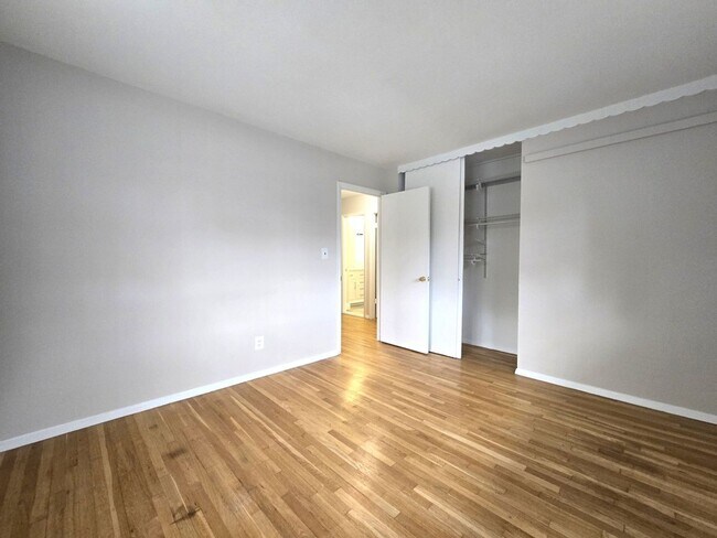Building Photo - Updated 3BR, 2BA with Screened in Porch in Close in Rockville/Kensington!!