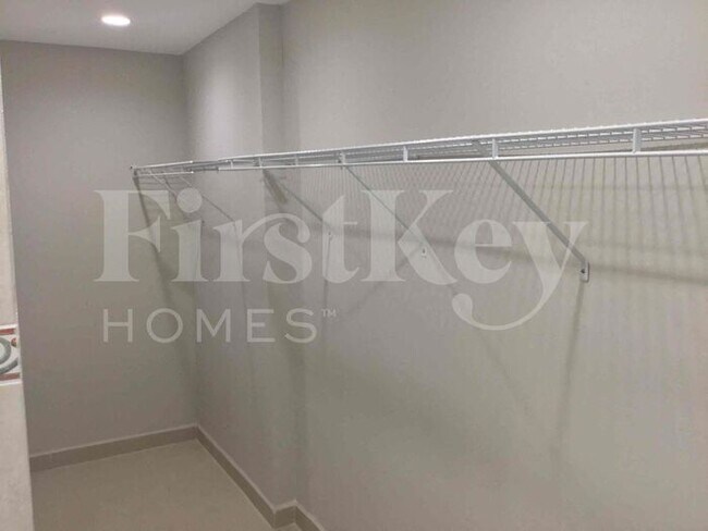 Building Photo - 6723 SW 140th Ave