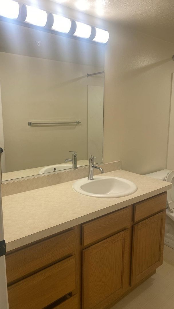 Building Photo - One Bedroom near Utah Valley Hospital, Provo Recreation Center, and BYU!