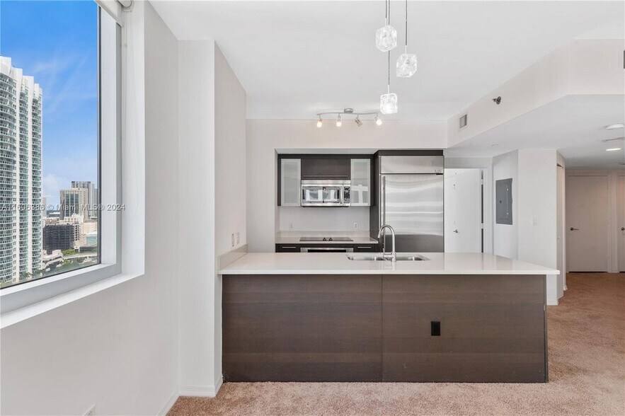 Building Photo - 500 Brickell Ave