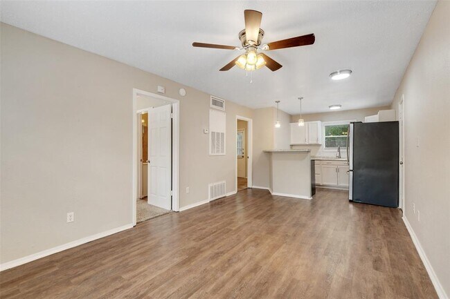 Building Photo - 1516 Broadmoor Dr