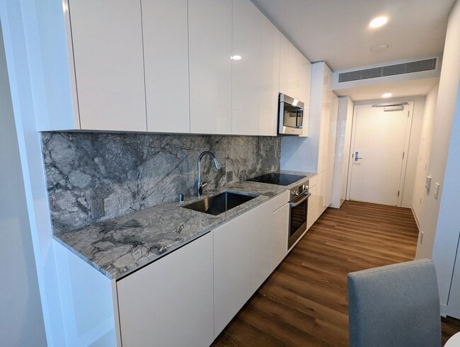 Building Photo - Fully Furnished Ocean View luxurious Studio with 1-Parking and storage at 'A'ali'i