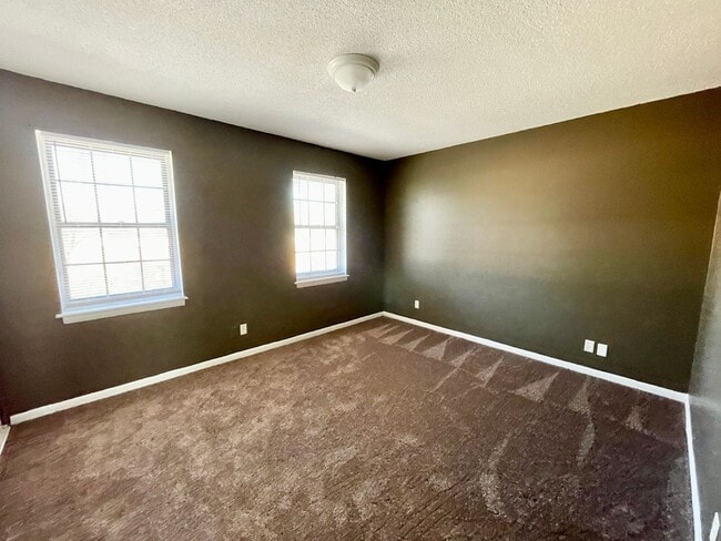 Building Photo - 1704 Devonwood Dr