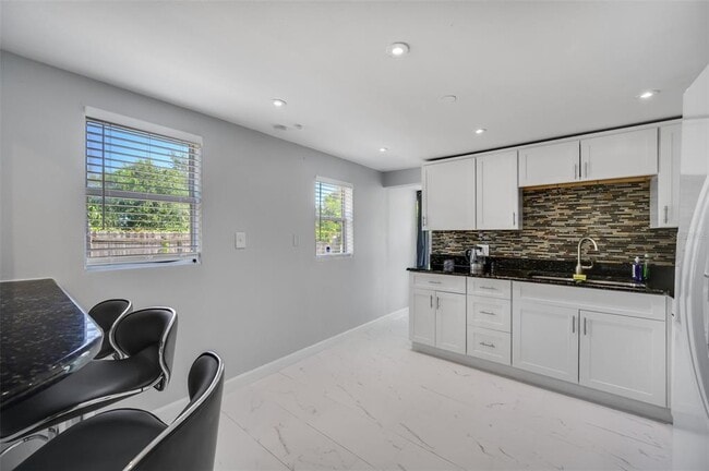 Building Photo - 1601 Palm Way