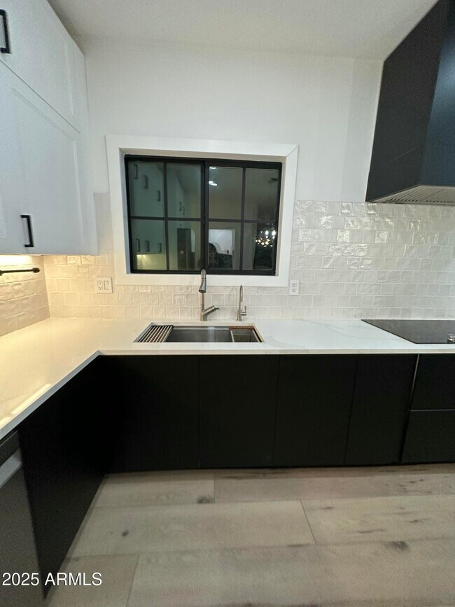 Building Photo - 3533 E Flower St