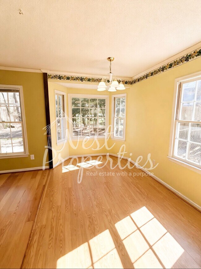 Building Photo - 325 Southampton Dr