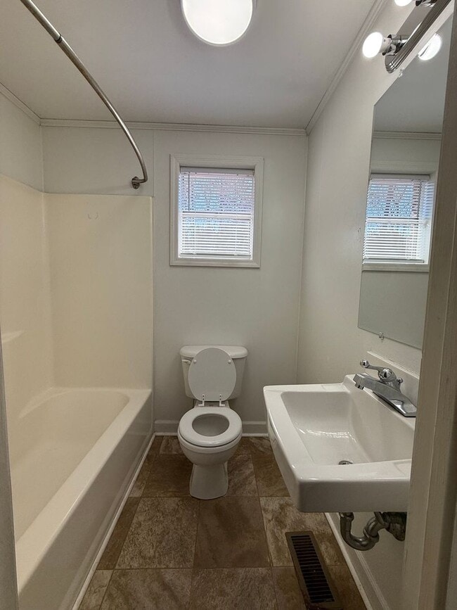 Building Photo - 4 bedroom, 2 bath House