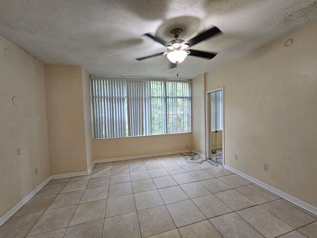 Building Photo - 6 Bedroom/3 Bath home in Black Acres