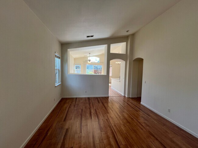 Building Photo - Gorgeous 3 bedroom plus office in Empire Ranch!