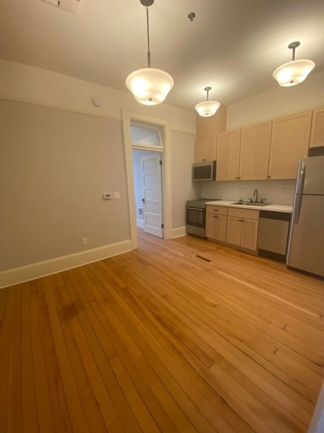 Building Photo - Updated 1-Bedroom, 1-Bath Apartment in Cot...