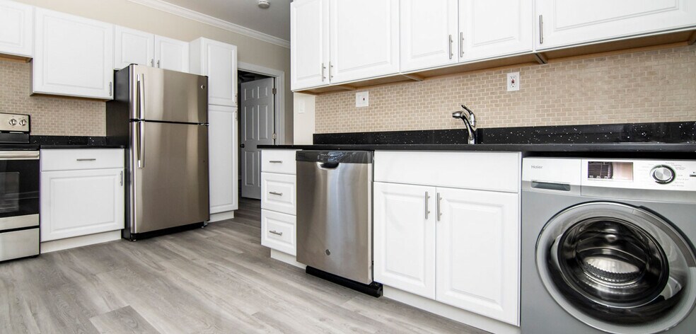 Building Photo - 655 W Roscoe St