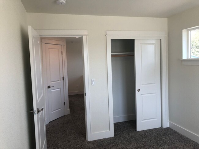 Building Photo - Newer 3 bedroom, 2.5 bath duplex in desirable neighborhood! MOVE IN SPECIAL!