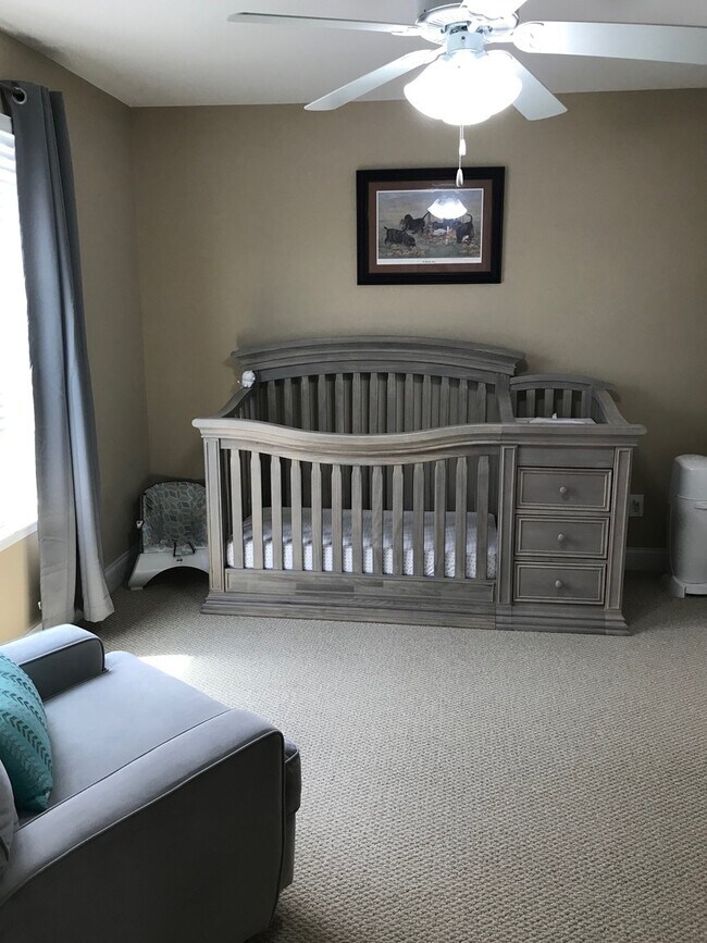 Building Photo - Townhouse with Fenced Backyard!