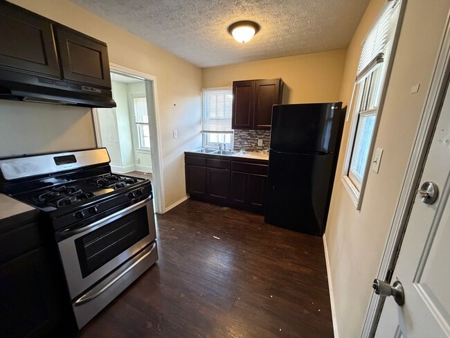 Building Photo - Spacious Duplex