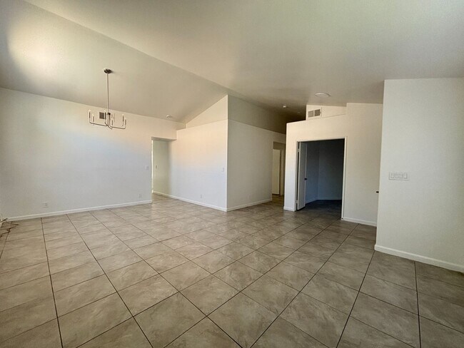 Building Photo - Renovated Spacious East Lancaster Single Story Home