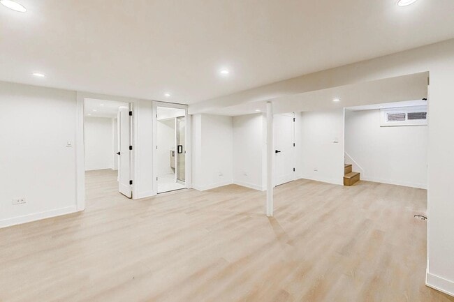 Building Photo - 5028 N Oneida Ave