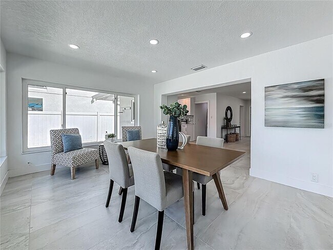 Building Photo - 572 Baywood Dr N