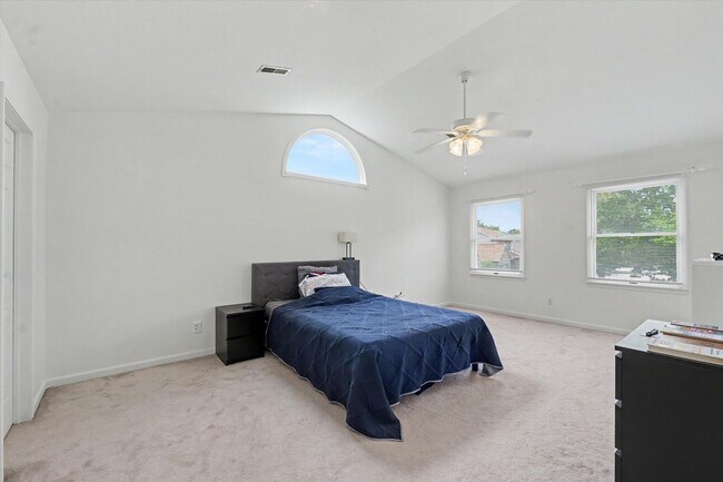 Building Photo - 6 Bedroom home with Fenced Yard - Available Now