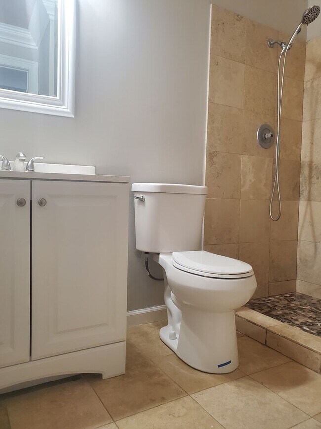 Building Photo - Spacious 4 bedroom in Berkshire West!