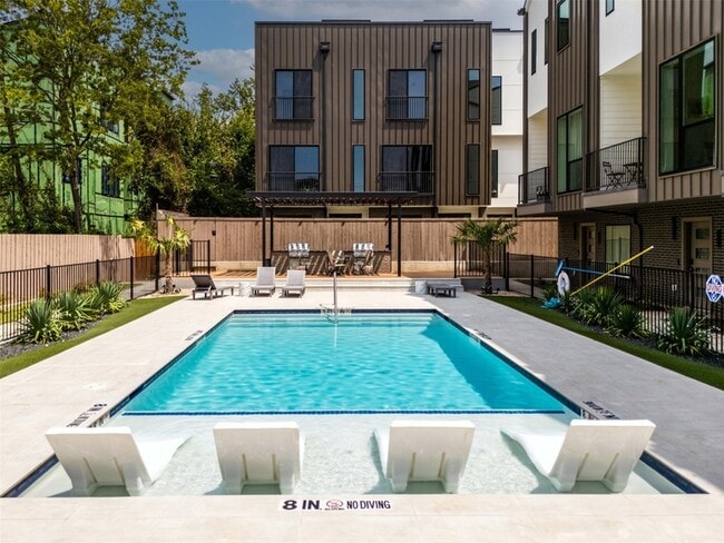 Building Photo - 1902 N Carroll Ave