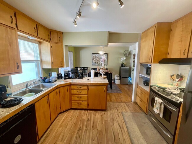 Building Photo - Expansive 5-bedroom, 2.5-bath home with incredible mountain views!