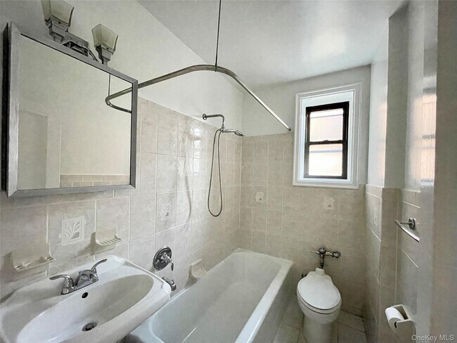 Building Photo - 321 Larchmont Acres