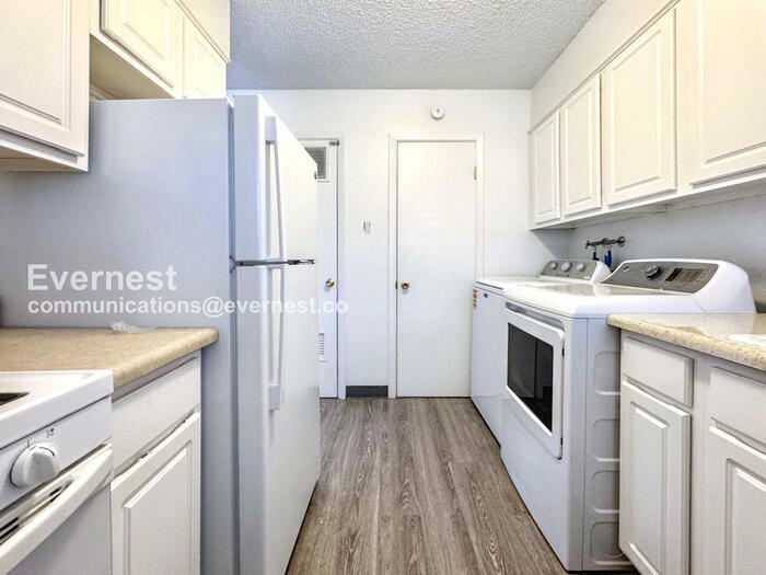 Building Photo - 8003 Wolff St